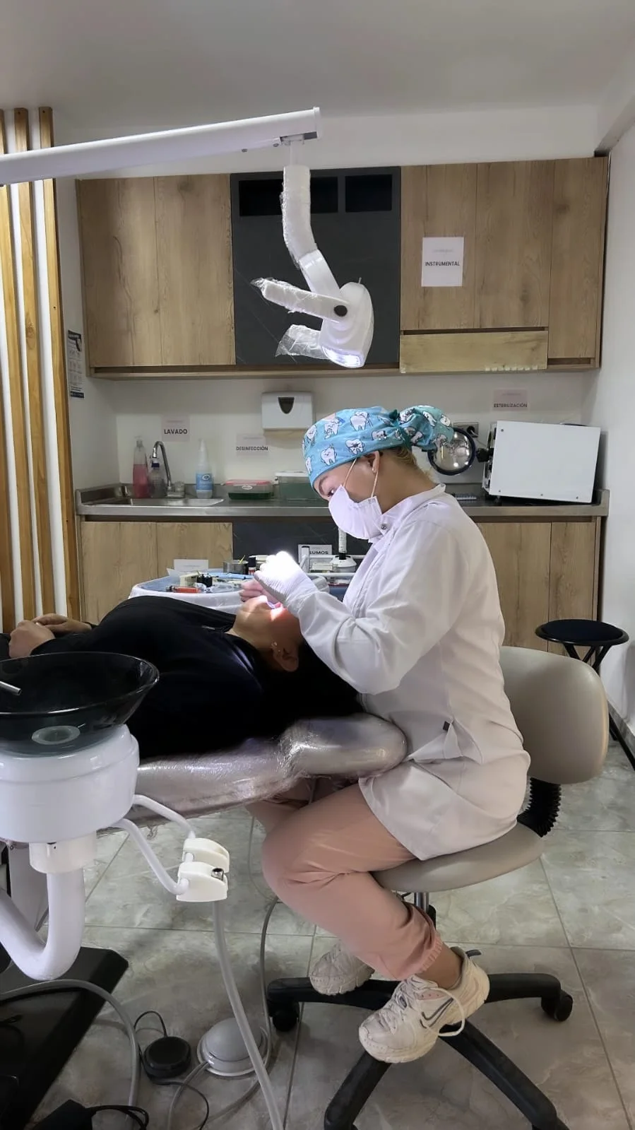 Dra. Nataly Jiménez atendiendo a una paciente en el consultorio