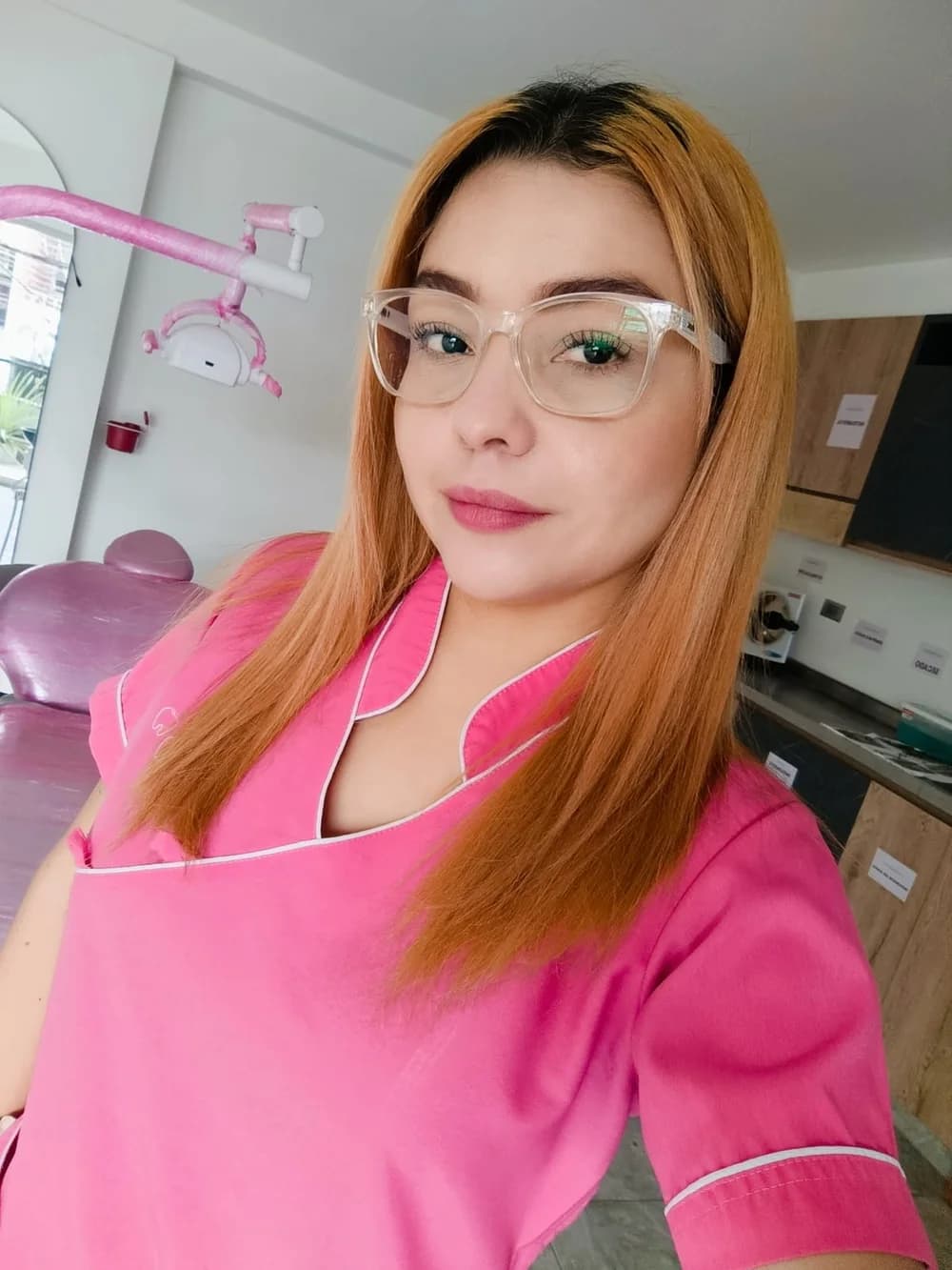 Dra. Nataly Jiménez en el consultorio odontológico
